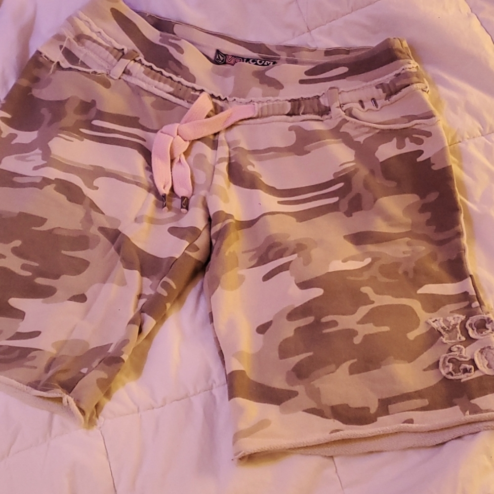 🦋 Vintage Volcom cargo shorts